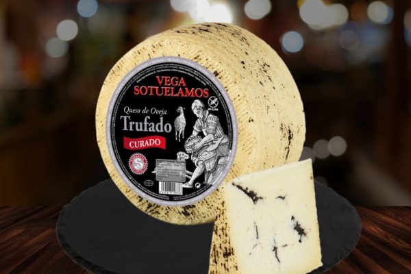 Queso curado de oveja con trufa negra. Vega sotuélamos.
