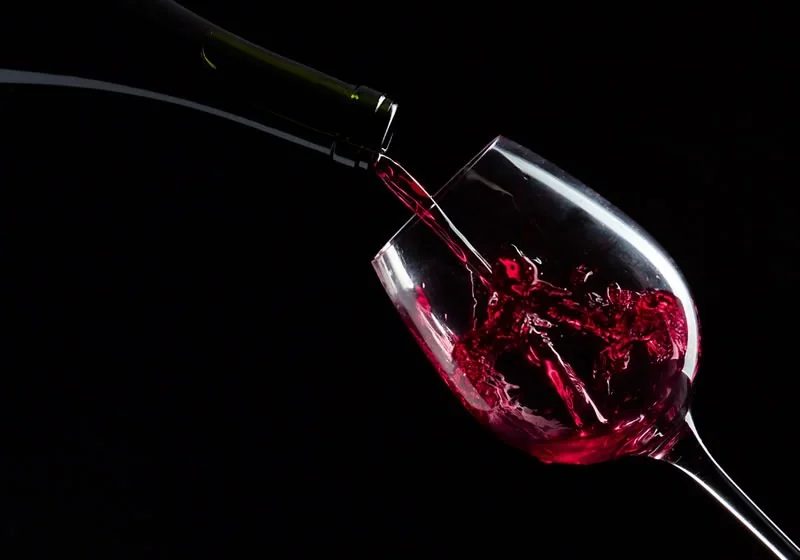 Vino tinto sirviéndose en una copa